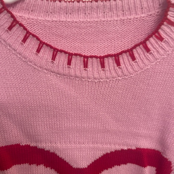 Calling all BOW LOVERS.  Pink crewneck w red bow and stitching accents. Size L - Picture 12 of 12